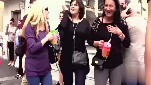 街头恶作剧吃瓜路人,吃瓜路人见证的欢乐瞬间